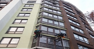 Установка крыши на балкон Азов цена от 1020 руб. м/2.